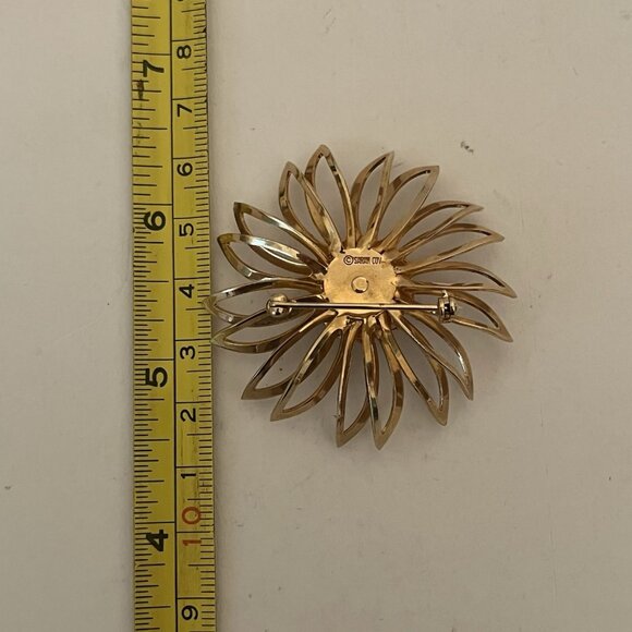 Sarah Coventry Cov Mid Century Gold Tone Flower Brooch Dark Red Rhinestones Pin - Picture 3 of 8